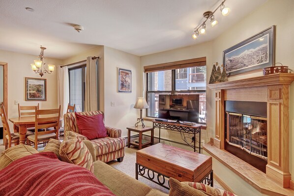 Condo, 1 Bedroom | Living area