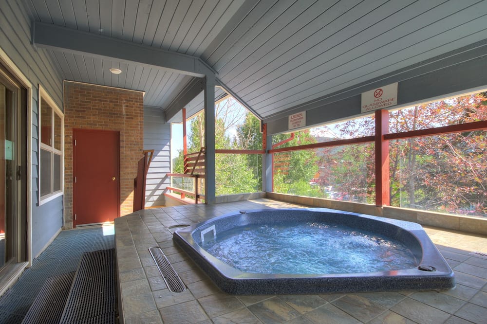 Cozy + Convenient 1br - Just Steps To Vibrant Apres-ski 4ppl 1 Bedroom Condo by RedAwning