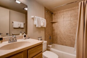 Appart'hôtel, 3 chambres | Salle de bain