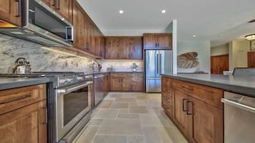 Condo, 4 Bedrooms | Private kitchen | Full-size fridge, microwave, oven, stovetop