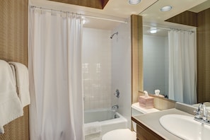 Townhome, 3 Bedrooms | Bathroom | Towels, shampoo