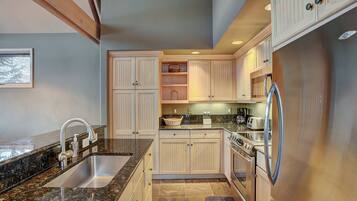 Townhouse, 3 soverom | Eget kjøkken | Kjøleskap, mikrobølgeovn, ovn og kokeplater