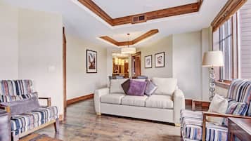 Condo, 2 Bedrooms | Living area