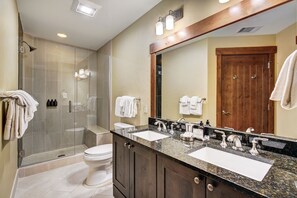 Condo, 2 Bedrooms | Bathroom | Bathtub, towels, shampoo
