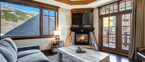 Condo, 2 quartos | Área de estar | TV