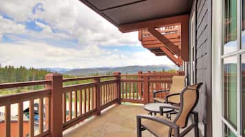 Condo, 2 Bedrooms | Property grounds