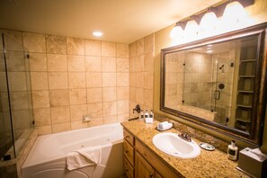 Condo, 3 Bedrooms | Bathroom | Towels, shampoo