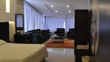 Suite júnior, 1 llit de matrimoni gran | Minibar, escriptori, planxa i posts de planxar i llits addicionals