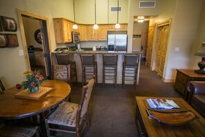 Condo, 2 Bedrooms | Dining