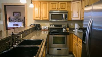 Condo, 2 quartos | Cozinha privada | Geladeira, micro-ondas, fogão, lava-louças