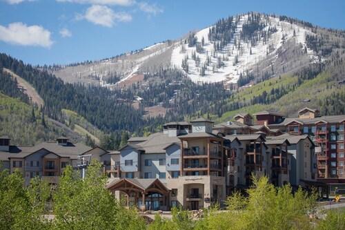 Stay in Comfort while Enjoying Valley Views by RedAwning