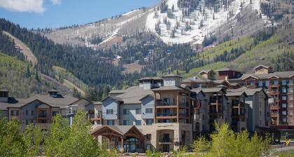 Stay in Comfort while Enjoying Valley Views by RedAwning