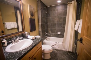 Appartement, 2 slaapkamers | Badkamer | Een bad, een haardroger, handdoeken, shampoo