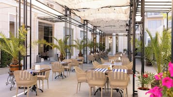 Breakfast, lunch, dinner served; local and international cuisine