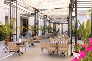 供应早餐、午餐和晚餐，本地与国际菜