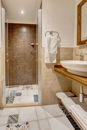 Regadera, amenidades de baño gratuitas, secadora de cabello, toallas 