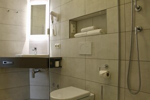 Chuveiro, produtos de toalete grátis, secador de cabelo 