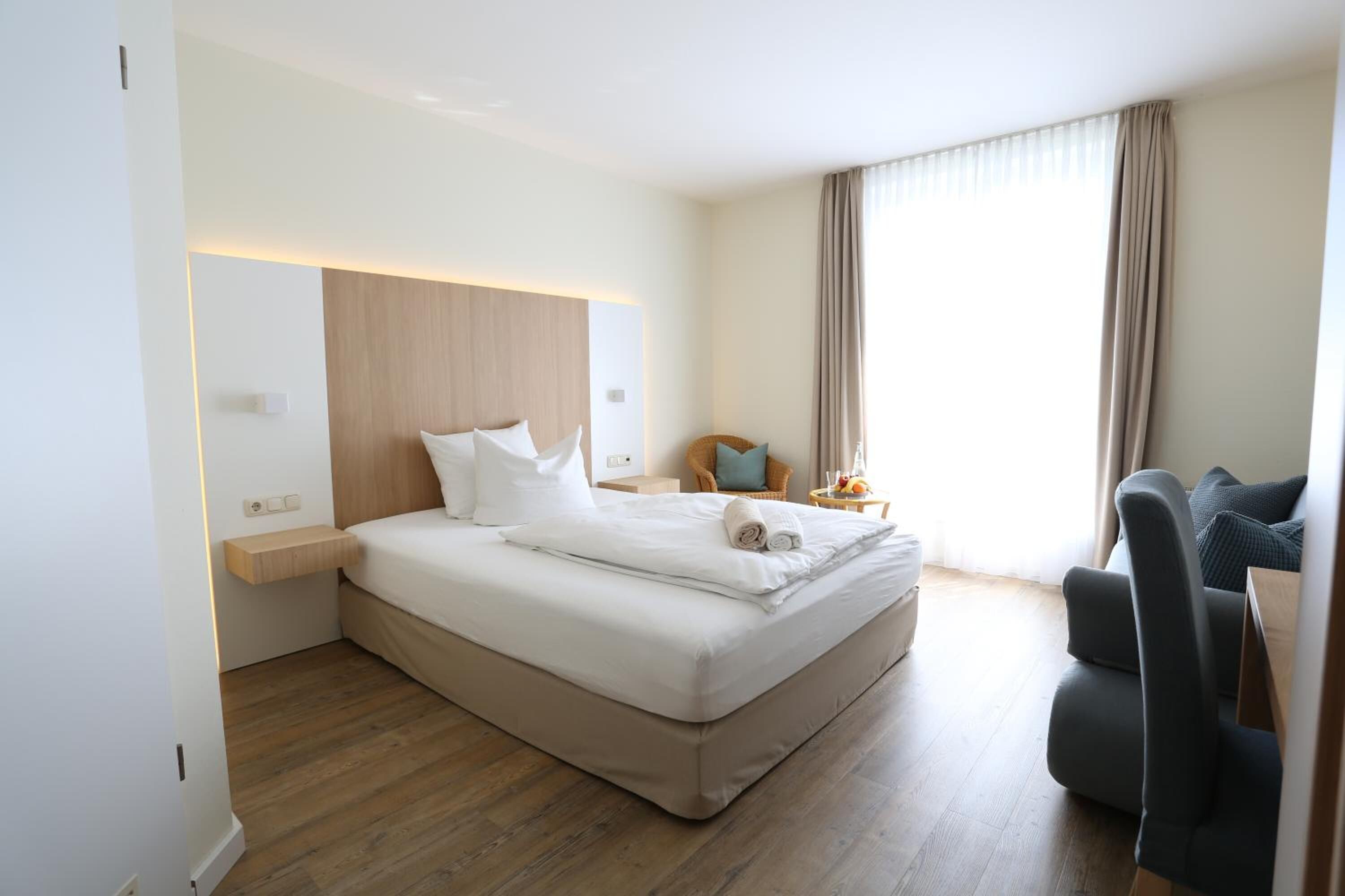 desk, soundproofing, free wifi, bed sheets