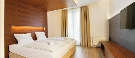 Escritorio, sistema de insonorización, wifi gratis y ropa de cama