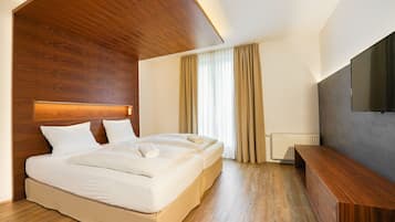 Desk, soundproofing, free WiFi, bed sheets