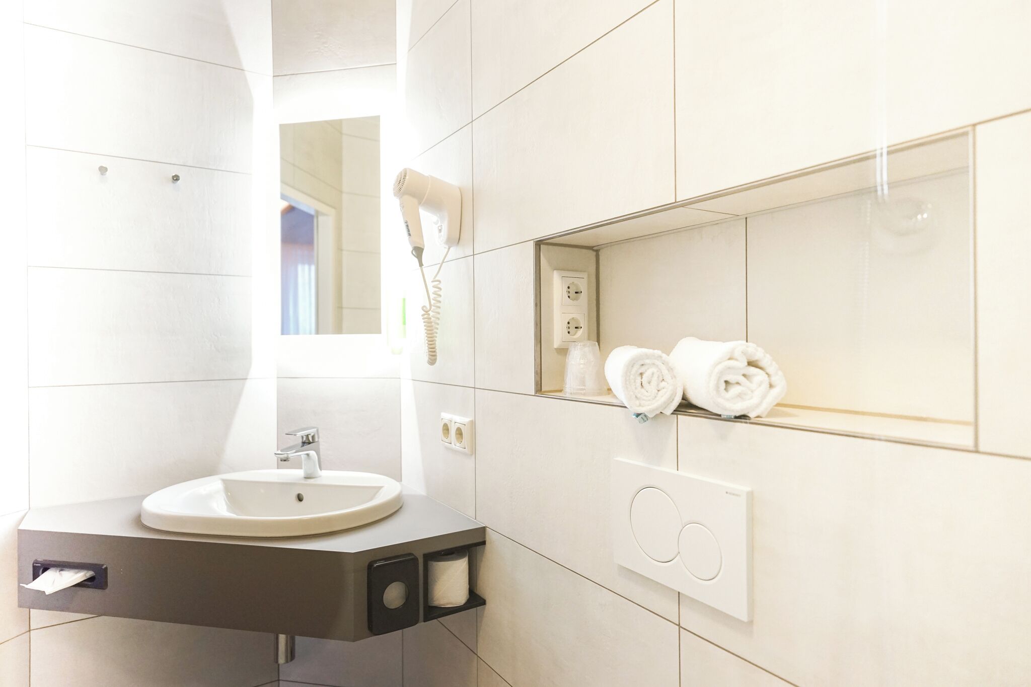 Shower, perlengkapan mandi gratis, pengering rambut, dan handuk