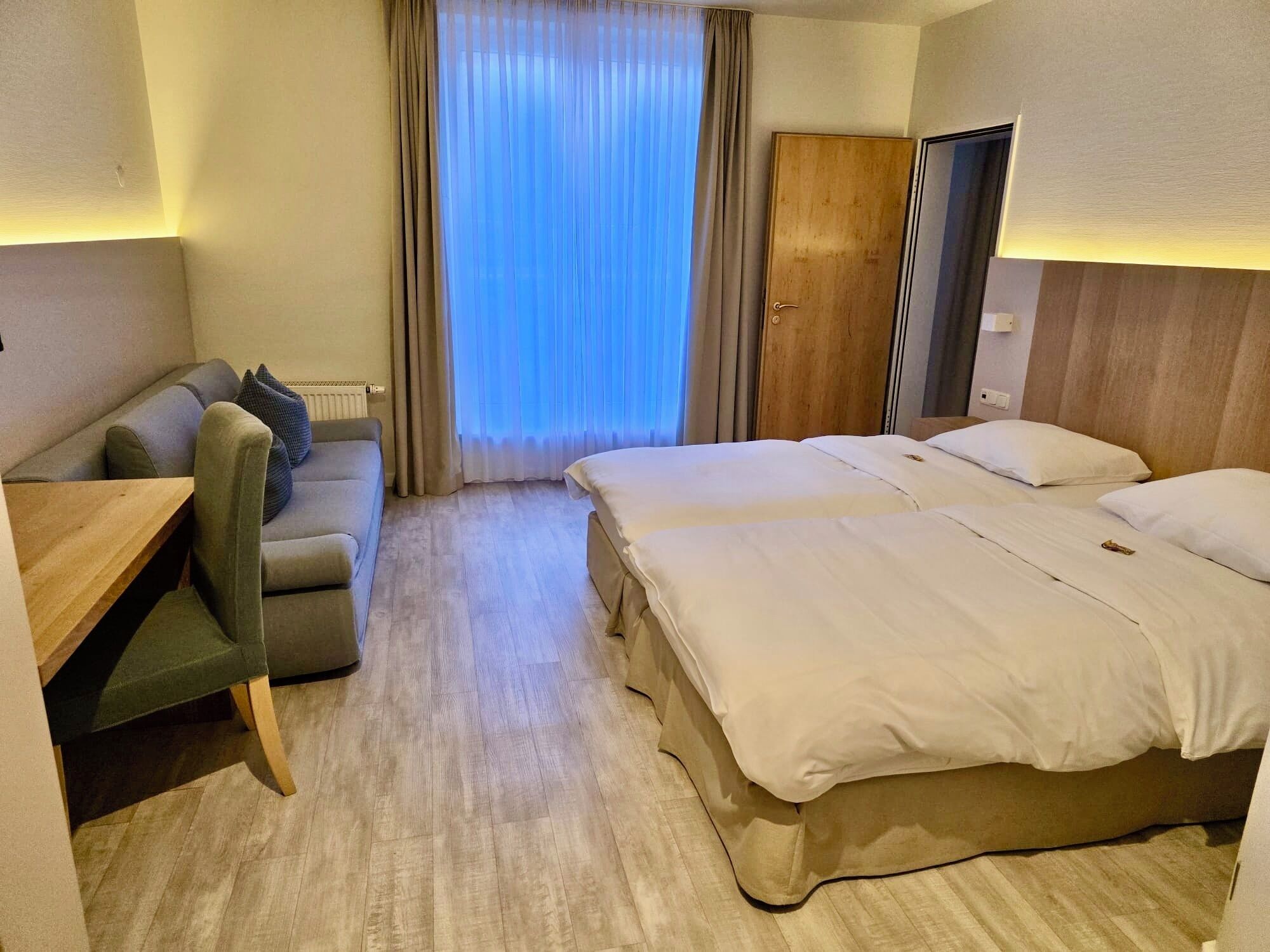 Familiesuite, resort-utsikt | Skrivebord, lydisolert, wi-fi (inkludert) og sengetøy