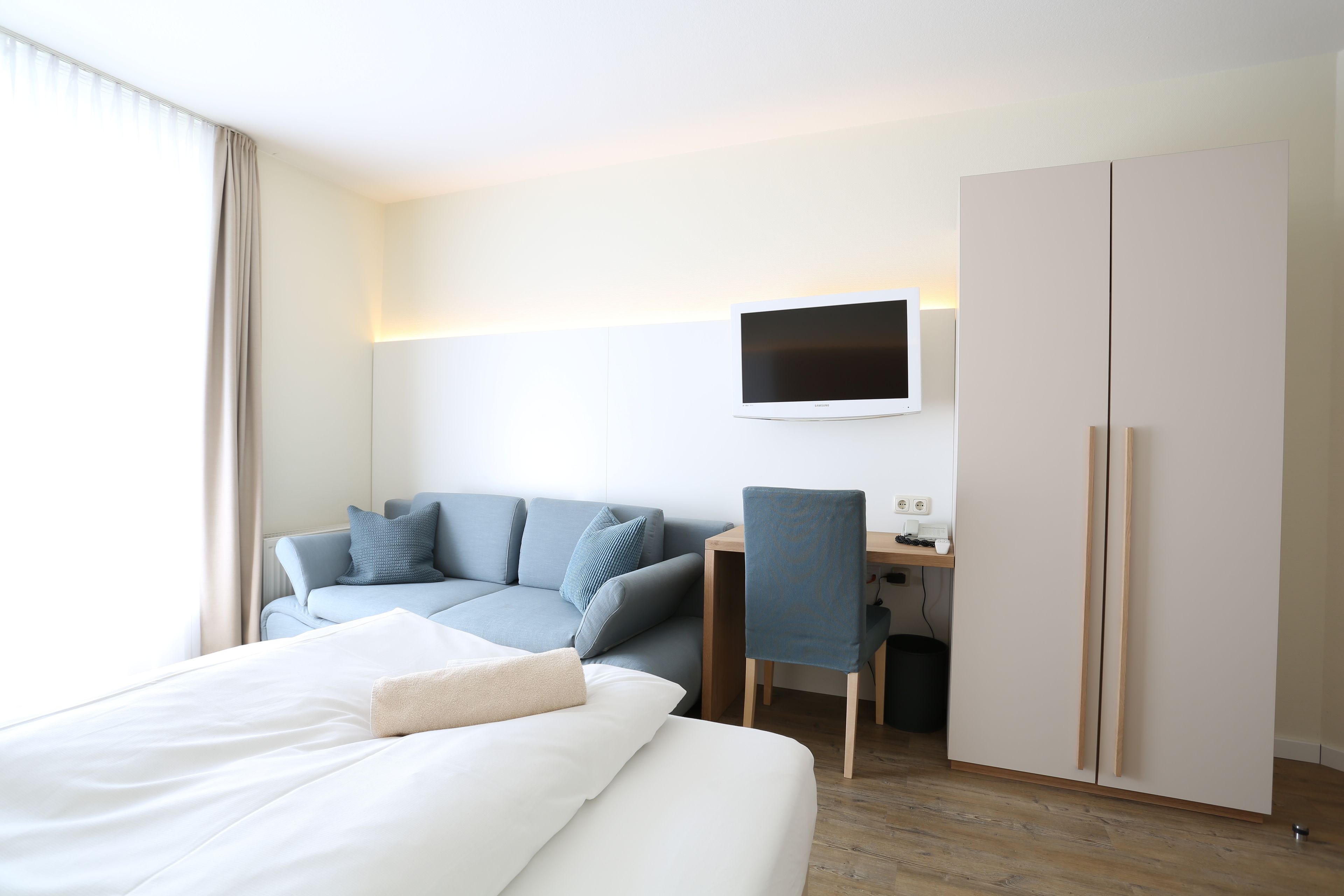 desk, soundproofing, free wifi, bed sheets