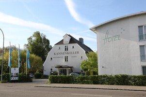 A building with a sign that reads 'KANNENKELLER RESTAURANT HOTEL.'