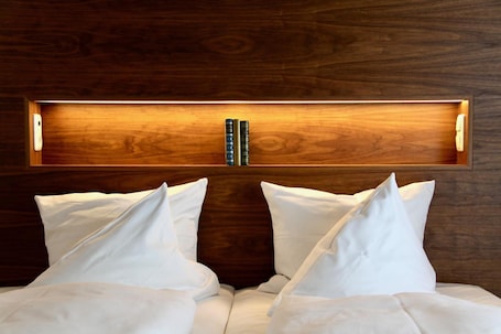 Desk, soundproofing, free WiFi, bed sheets