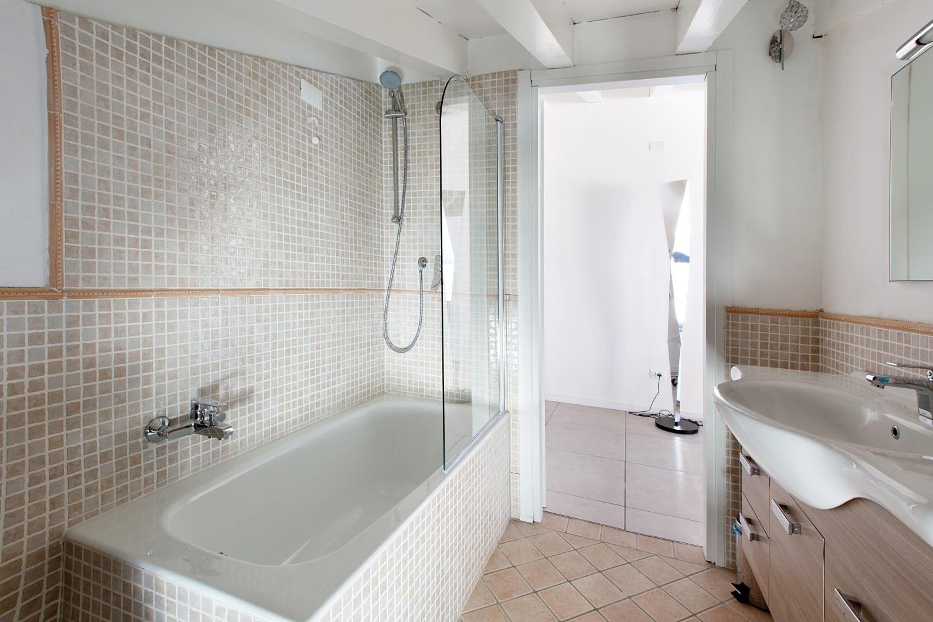 Un baño con bañera, ducha y lavabo.