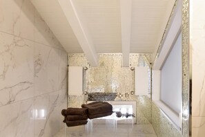 Ducha, artículos de tocador gratuitos, secador de pelo, toallas