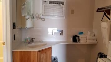 Combined shower/bathtub, free toiletries, towels