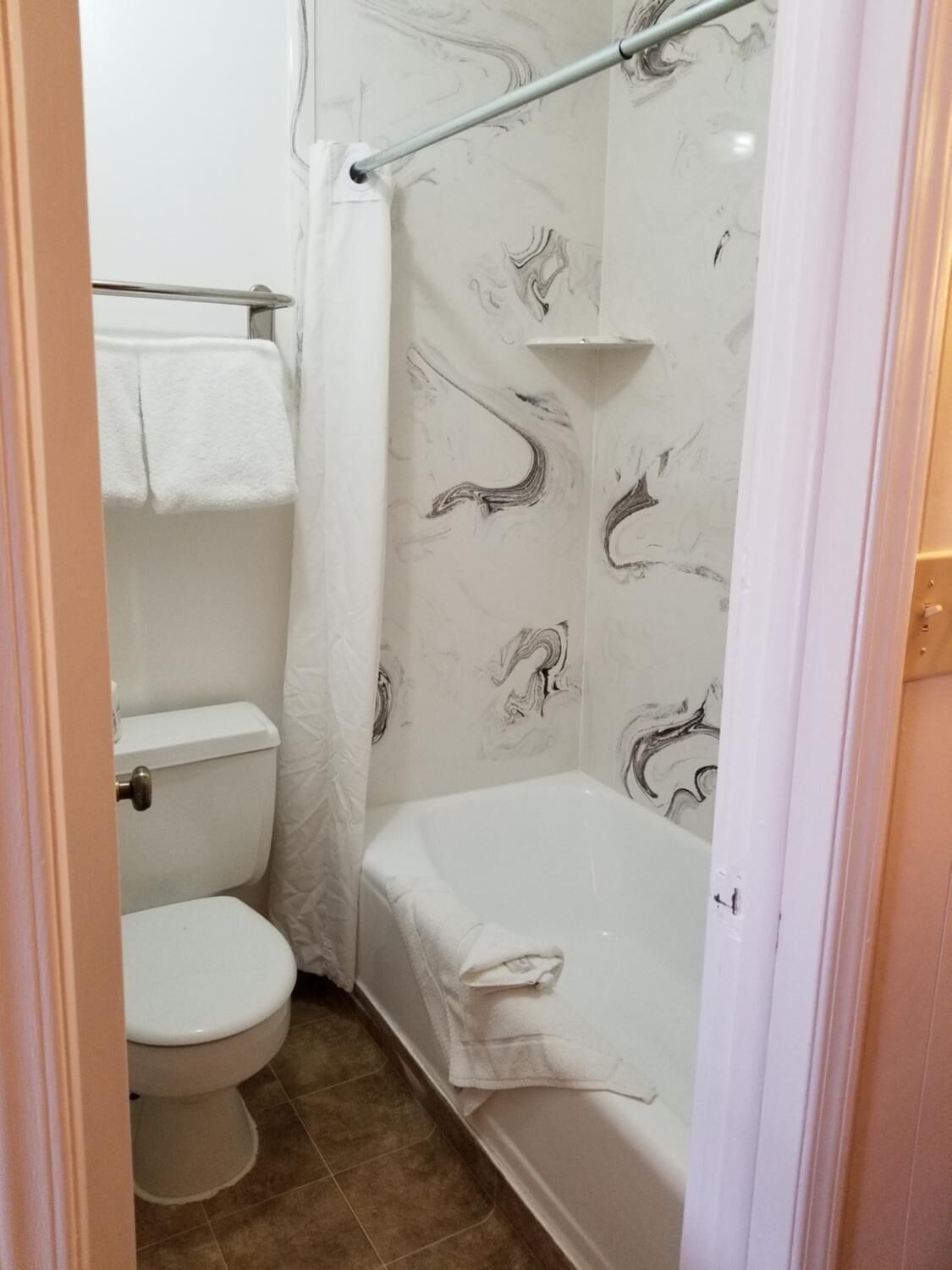 Bañera con ducha, artículos de tocador gratuitos, toallas