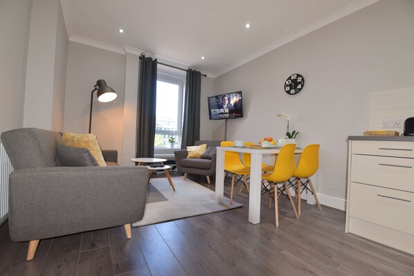 Flat-screen TV, iPad, DVD player - First - Meadowbank House Apartment (Edinburgh)