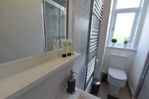 Dusj, toalettartikler (inkludert), hårføner og håndklær