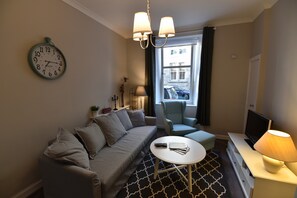 Flat-screen TV, iPad, DVD player - First - Meadowbank House Apartment (Edinburgh)