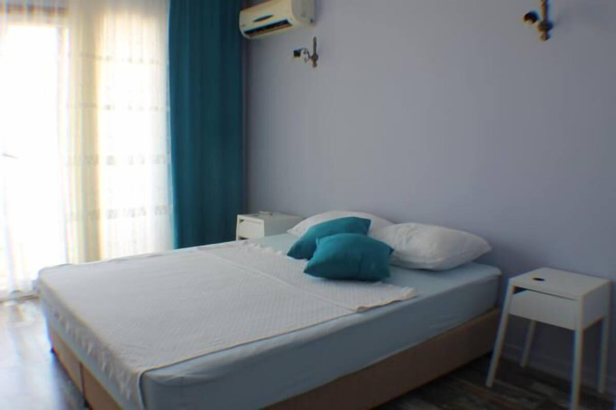 Minibar, in-room safe, desk, free cots/infant beds