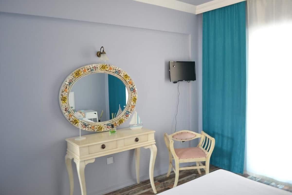 Minibar, in-room safe, desk, free cots/infant beds