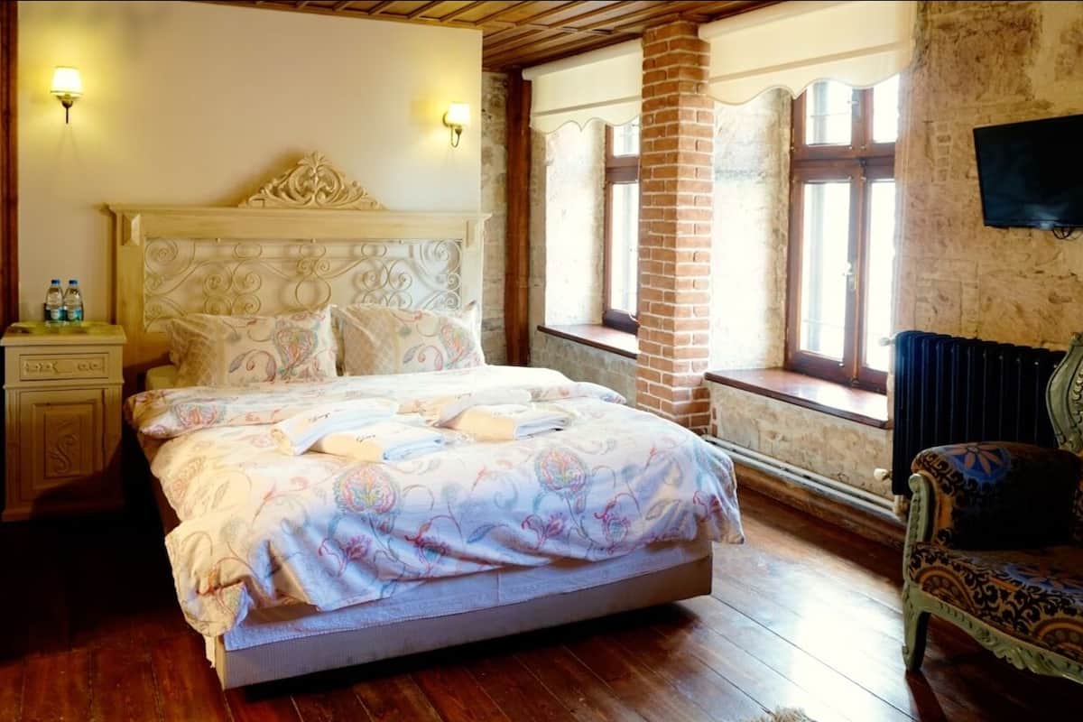 Deluxe Room | In-room safe, iron/ironing board, cribs (free)
