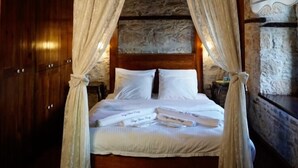 Kamer, balkon | Een kluis op de kamer, een strijkplank/strijkijzer, gratis babybedden