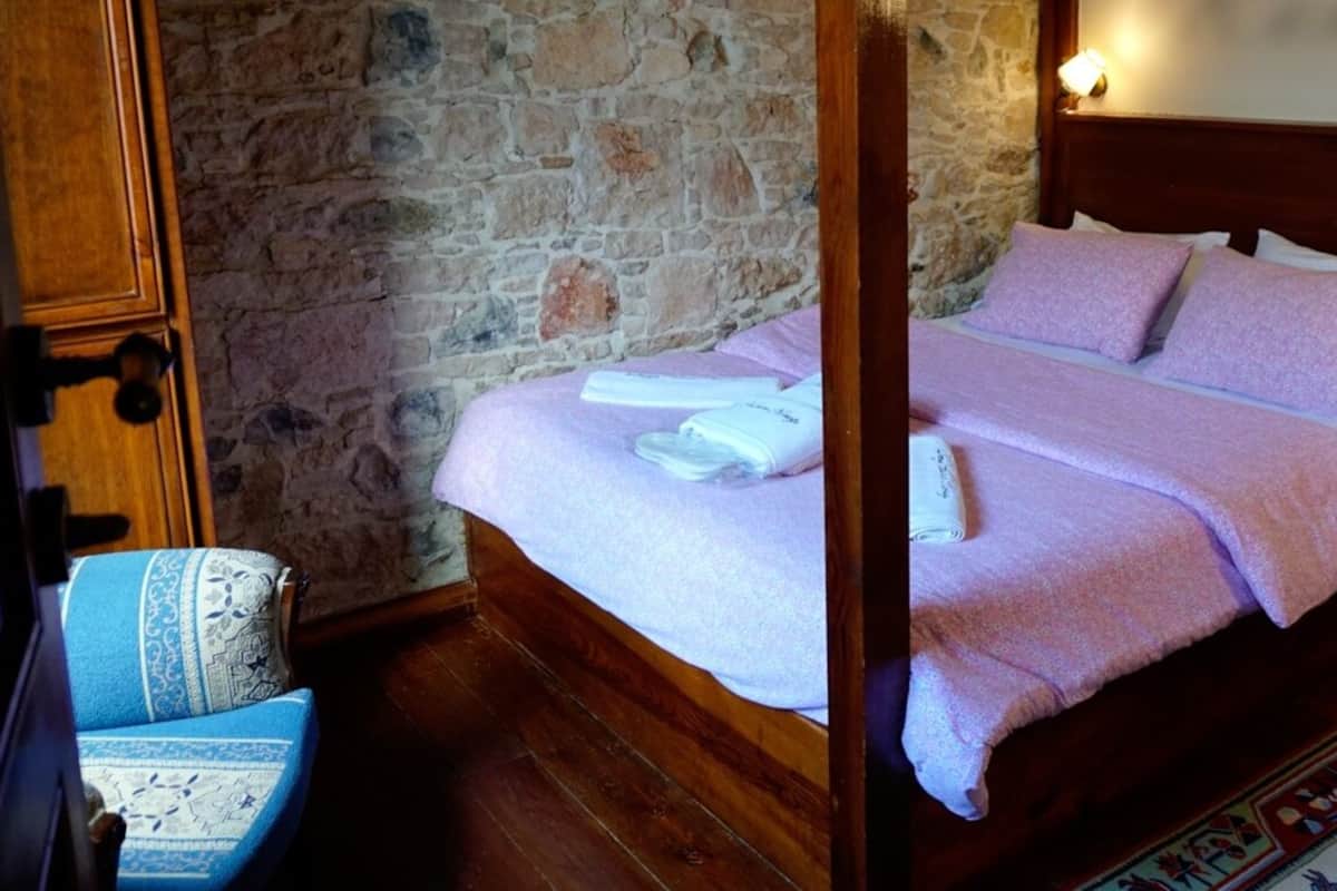 Double Room | In-room safe, iron/ironing board, cribs (free)