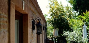 Habitación doble, vista al jardín | Área de sala de estar | Televisión LCD