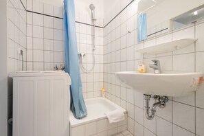 Comfort Apartment, 2 Bedrooms, Non Smoking, Kitchen | Bathroom shower - Fair Apartments (Frankfurt)