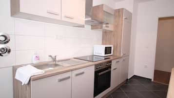 City Apartment, 2 Bedrooms, Kitchen,with Balcony- City View | 1 phòng ngủ, bàn ủi/dụng cụ ủi quần áo