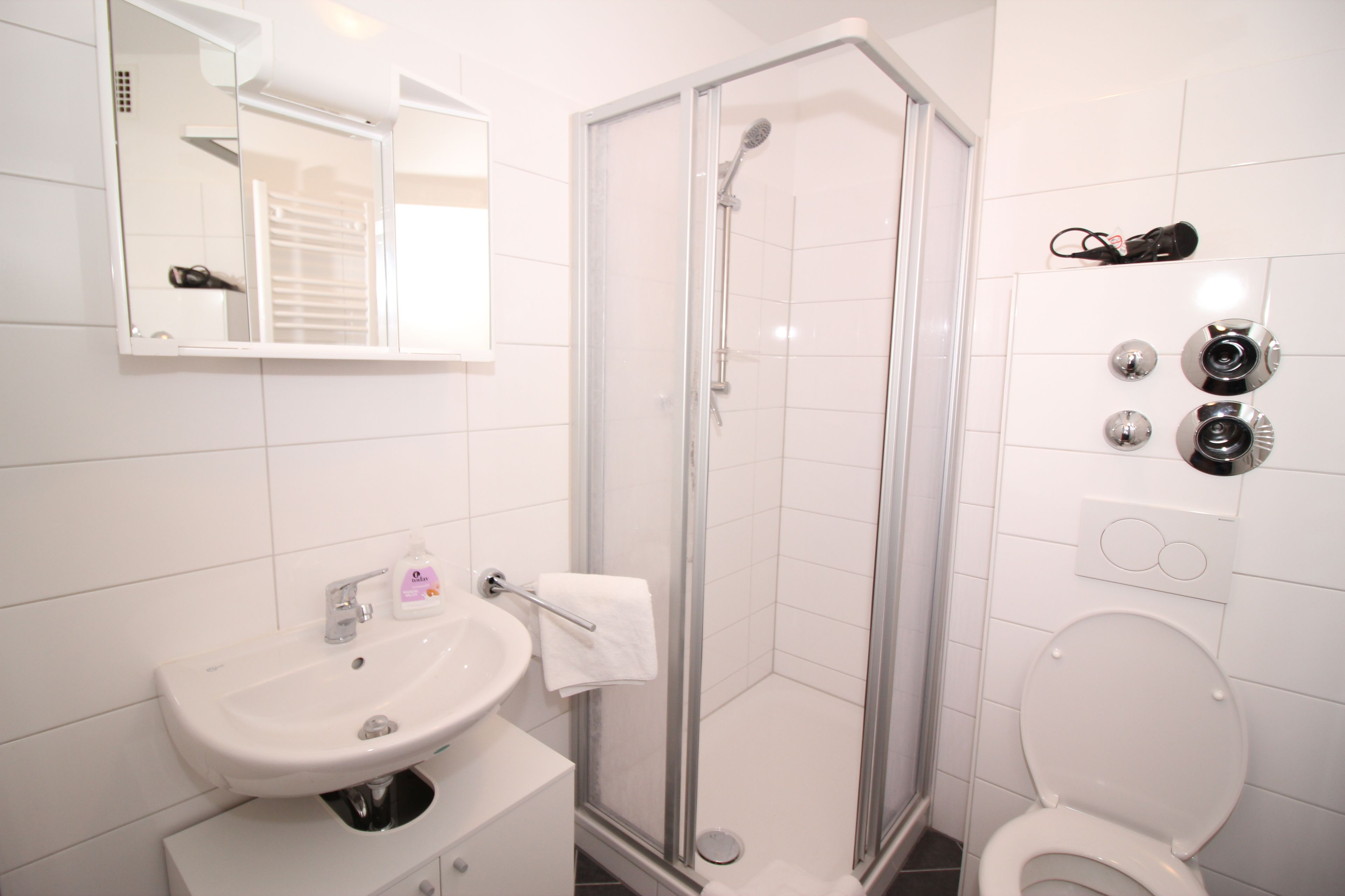 City Apartment, 2 Bedrooms, Kitchen,with Balcony- City View  | Badezimmer | Dusche, kostenlose Toilettenartikel, Haartrockner, Handtücher