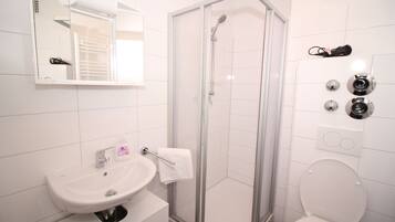 City Apartment, 2 Bedrooms, Kitchen,with Balcony- City View | Badezimmer | Dusche, kostenlose Toilettenartikel, Haartrockner, Handtücher