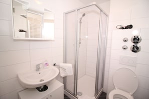 City Apartment, 2 Bedrooms, Kitchen,with Balcony- City View | Banheiro | Chuveiro, produtos de toalete grátis, secador de cabelo