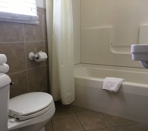 Zimmer, 2 Doppelbetten | Badezimmer