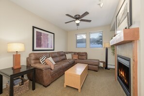 Living area - Founders Pointe 1 bedroom  Condo by RedAwning (Winter Park)