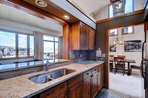 Condo, 3 chambres | Cuisine privée | Réfrigérateur grande capacité avec congélateur, four à micro-ondes